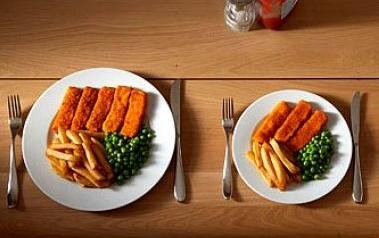 Занимаемся самообманом, а точнее, сокращаем порции. И делаем это не только фактически съедая 150 грамм вместо 200, но и визуально, заменяя огромные тарелки на небольшие. Одна и та же порция будет выглядеть каплей в море на большом блюде и очень приличным обедом – на маленькой тарелочке. Чего не сделаешь ради того, чтобы влезть в любимое мини-платьице?
