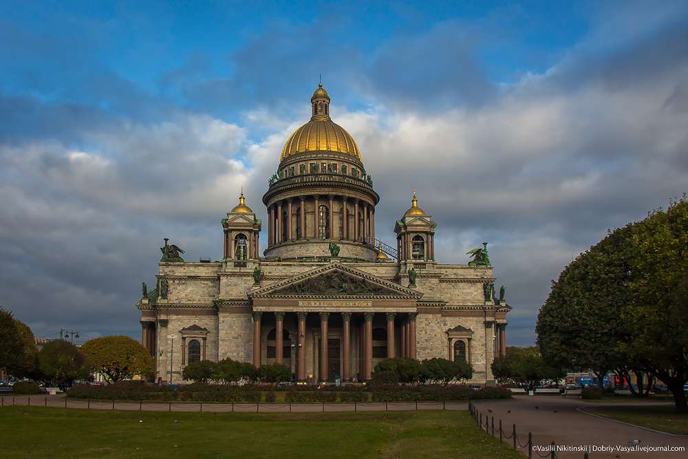 Итак, красавец Исаакий.
Это уже четвёртый храм, построенный на месте церкви, открытой ещё при Петре I.

