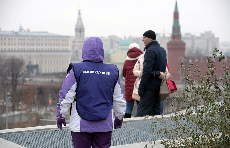 Хранитель "Зарядья" на посту © Стоян Васев/ТАСС
