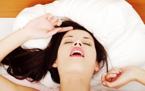 15. Самое большое количество оргазмов за час

В Центре исследований в области секса в Калифорнии, команда врачей наблюдала женщину, которая была способна достигнуть 134 оргазма за один час (более двух раз в минуту). Для мужчин этот рекорд составил всего 16 раз. Согласно официальным данным, самый продолжительный из зафиксированных оргазмов в мире длился 45 секунд. Этот рекорд был установлен в 1966 году, за это время мышцами было совершено 25 полноценных сокращений.
