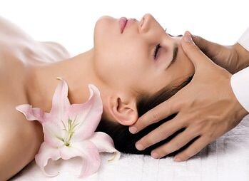 Стресс напрямую влияет на здоровье волос. Вы можете питаться порядочно-образцово, но сильный стресс может спровоцировать выпадение волос. Почему так происходит? Стресс провоцирует спазм сосудов и таким образом лишает питания волосы.