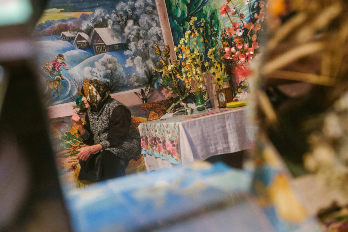 Все стены в доме Анны Савельевны завешаны картинами. Ощущение, будто попал в сказку.