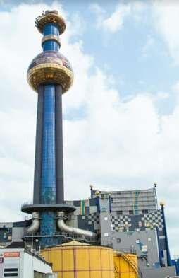 
Вот что такое «мусоросжигательный завод» для нашего сознания и подсознания. Перед взором сразу же возникает угрюмый пустырь далеко за окраинами, горы отходов, чадящие трубы, редкие вороны, чёрный горизонт. А вот в столице Австрии мусоросжигательный завод находится почти в центре города, у станции метро, в одном из самых дорогих жилых районов. 