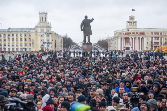 
Стихийный митинг в Кемерове 27 марта. Фото: Кирилл Кухмарь / ТАСС