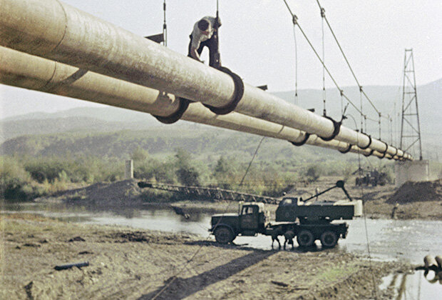 Какой нефтепровод был построен в 1960 е. Нефтепровод Дружба 1964. Строительство нефтепровода Дружба. Трубопровод Дружба СССР. Нефтепровод Дружба 1962.
