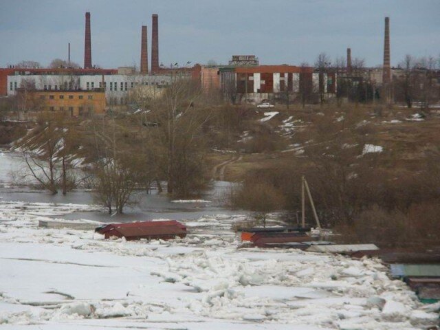 Некоторые гаражи оказались затоплены по самую крышу. Хорошо, что движение ледовых масс практически не было, иначе бы их снесло.