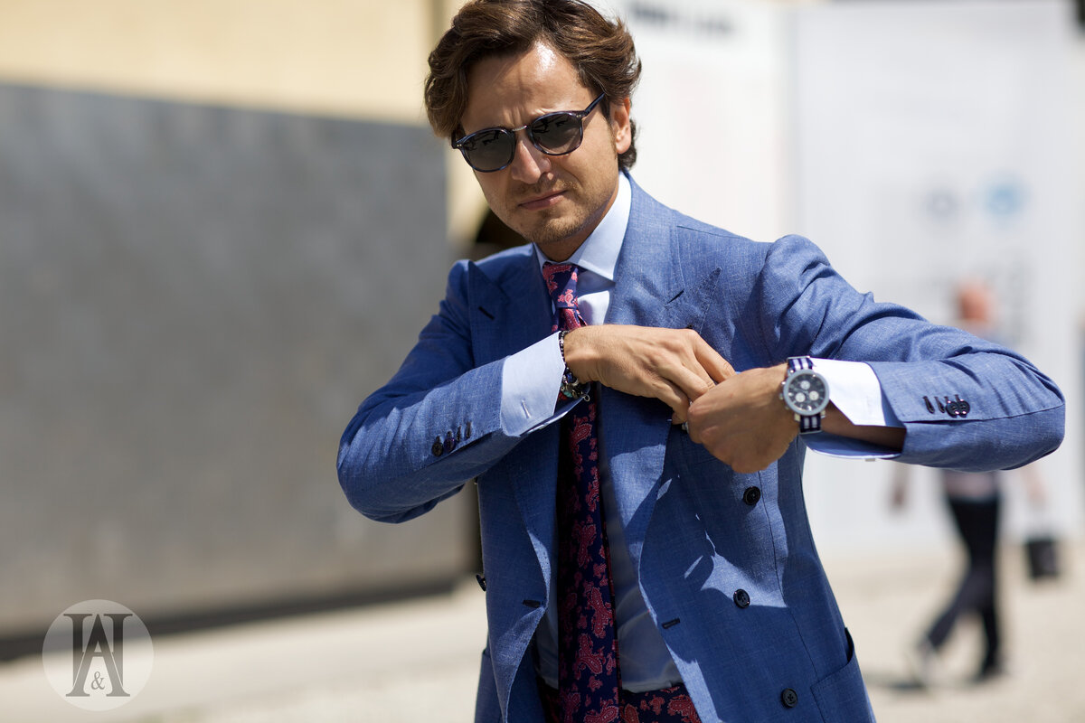 Рис. 2 Расстегнутый манжеты рубашки под классический костюм