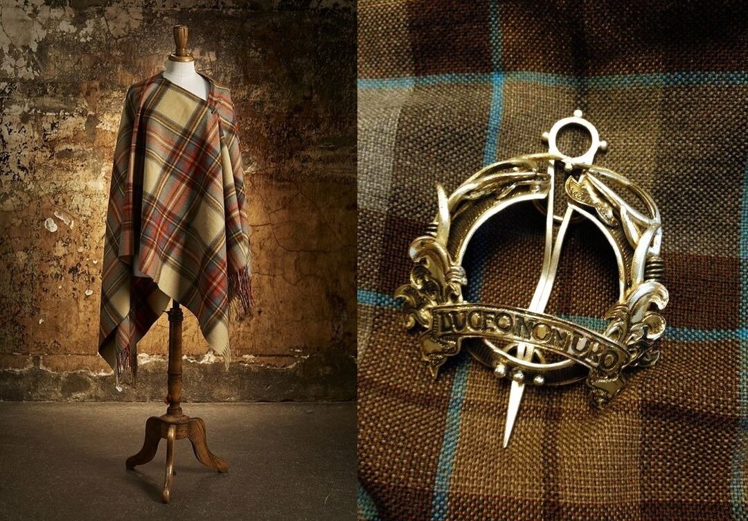 Пример ткани с узором тартан и броши для закалывания тартана. На такой броши обычно гравировалось имя ее владельца или имя клана.