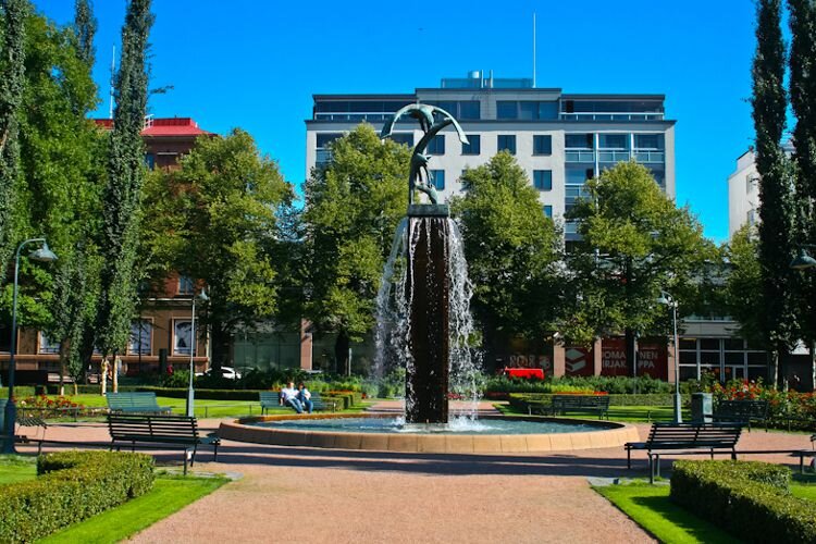  
Название города в переводе означает «орел». И эта птица изображена на городском гербе.