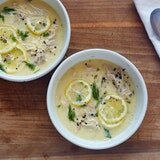 Приготовить курицу и сделать запасы: место курица, вода, лук, перец и соль в 5-литровую банку или большую жаровню. Накройте и доведите до кипения на сильном огне, затем уменьшите огонь, чтобы сохранить тушение, пока курица не будет приготовлена, около 45 минут до 1 часа. Если любая белая пена формирует, то используйте прорезанную ложку для того чтобы skim и сбросить.Я СДЕЛАЛ ЭТО