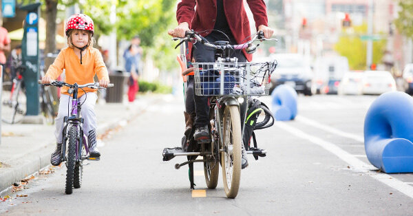 Велодороги дают ощущение безопасности и отбивают охоту ехать по тротуару.