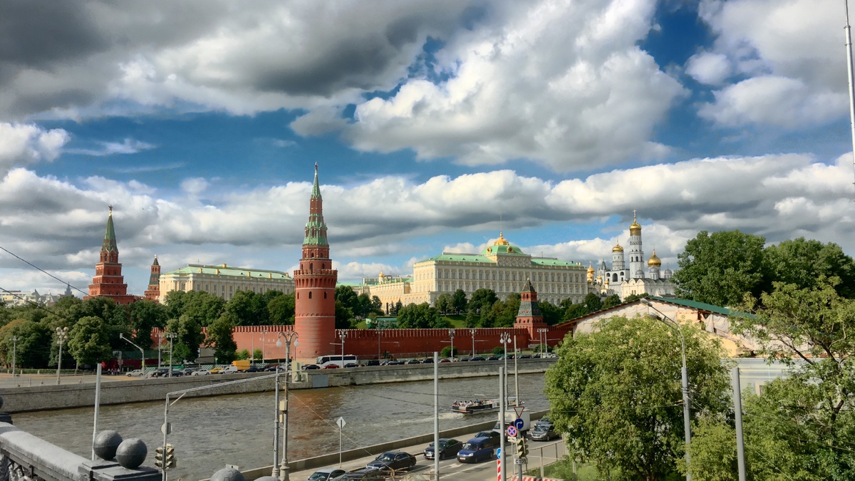 Вид на Кремль с какого-то моста