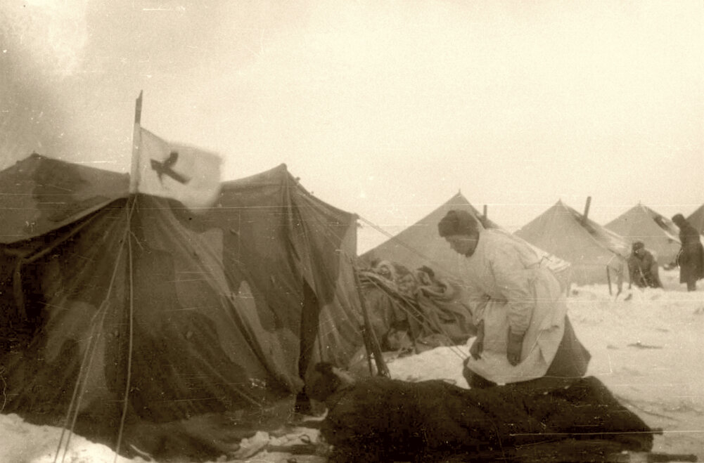 Советский полевой госпиталь в районе Сталинграда. 1942 г.