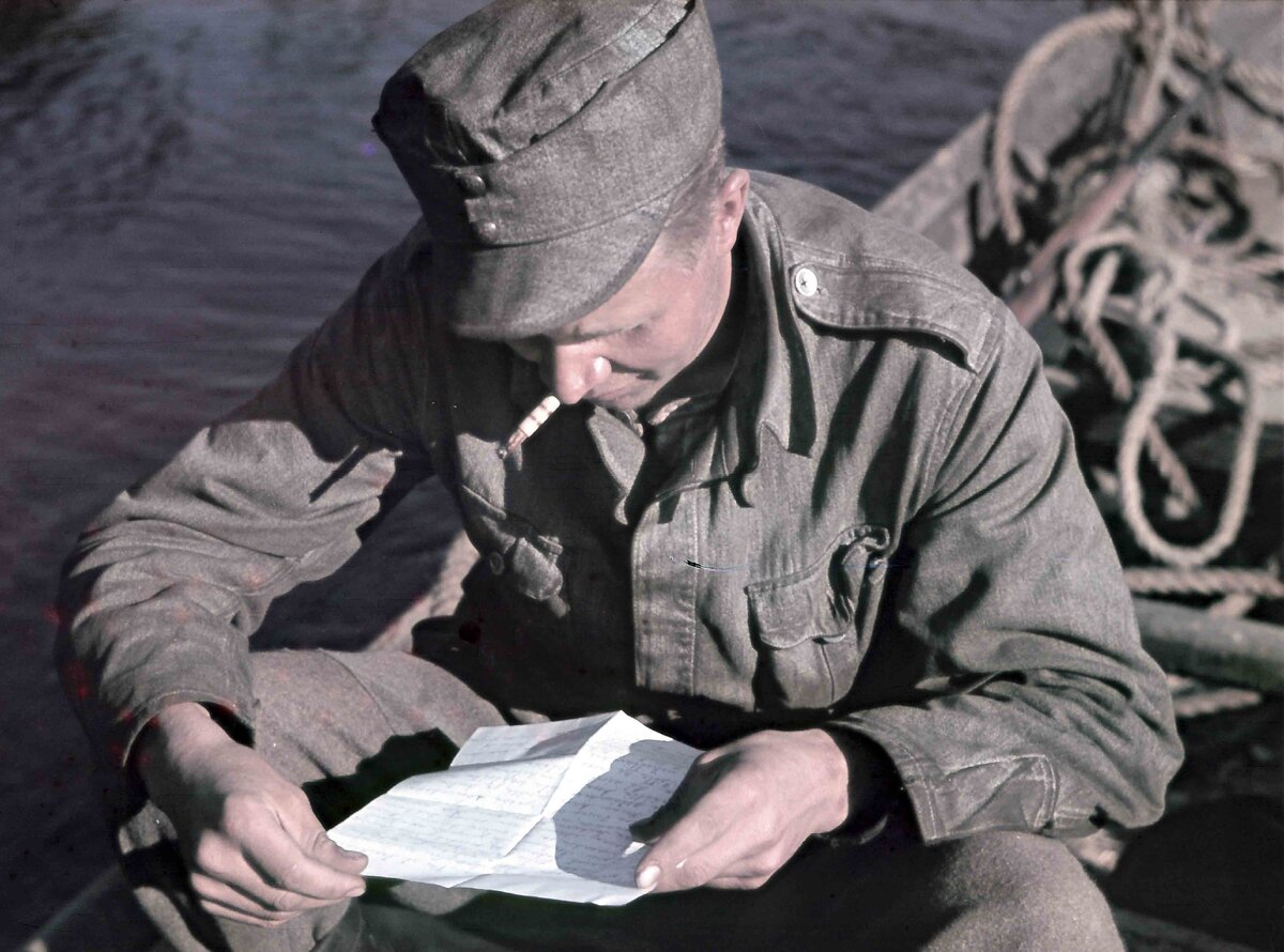 финский солдат читает письмо из дома.