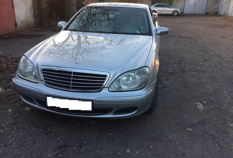 Спереди этот S-Класс очень привлекателен даже сейчас. 