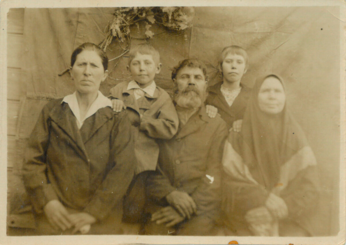 Фотография приблизительно 1927 года. Мой прадед Герасим и прабабушка Анастасия. Она конечно не дожила до моего рождения, но назвали меня именно в честь нее.