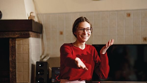  Своего обидчика Даша видела еще дважды: во время опознания и на очной ставке. Тогда-то и стало известно, что человек он творческий и романтичный. По крайней мере, 38-летний Игорь С. утверждает, что у него и в мыслях не было домогаться Дарьи. Он просто хотел ей… дочитать стихи Есенина."Его версия такова: к нему подошла девушка (то есть я), призналась, что ей негде переночевать, и спросила, есть ли поблизости хостел, — пересказывает объяснение потерпевшего Агений. — Он сказал, что есть и он готов меня туда проводить. Пока мы шли, он якобы начал читать стихи Есенина. Около хостела хотел продолжить, но я вроде как засобиралась в номер. И тогда, чтобы задержать меня, он схватил за руку. Я ни с того ни с сего начала кричать, он выпустил мою руку, после чего почувствовал резкую боль в боку".Все это, уверяет Дарья, не выдерживает никакой критики. Ведь хостел ей искать не нужно было — у нее уже был забронирован номер: "Следователю я даже показала скан брони". Адвокат москвички Евгений Саломатов уверен, что к проверке версии Даши об изнасиловании Следственный комитет подошел формально: "Так как у девушки не было следов насилия, в возбуждении уголовного дела ей отказали. Хотя Дарья предлагала передать следователям переписку с подругами в соцсетях, косвенно подтверждающую факт попытки изнасилования. Но эту беседу даже не изъяли. Мы будем обжаловать это решение". Впрочем, шанс избежать наказания у Дарьи есть. Обвинительное заключение прокуратура не утвердила, дело отправили на доследование. Источник в силовых структурах подтвердил агентству эту информацию: "6 декабря дело было возвращено для дополнительного следствия, так как на предыдущем этапе не были надлежащем образом проверены доводы обвиняемой о попытке изнасилования"."Мы очень надеемся, что дело в итоге переквалифицируют, а суд встанет на сторону Даши и усмотрит в ее действиях необходимую самооборону. Все признаки этого имеются", — отмечает адвокат.В ГУ МВД России по Краснодарскому краю данное уголовное дело комментировать отказались, сославшись на статью 161 УПК РФ, согласно которой "содержание следственных действий разглашению не подлежит".Не хочет общаться с журналистами и потерпевший. Свою страничку в соцсетях он закрыл, в друзья никого не принимает. Хотя, возможно, мы просто хотели поговорить с ним о поэзии Есенина. Или послушать в его исполнении стихи. 