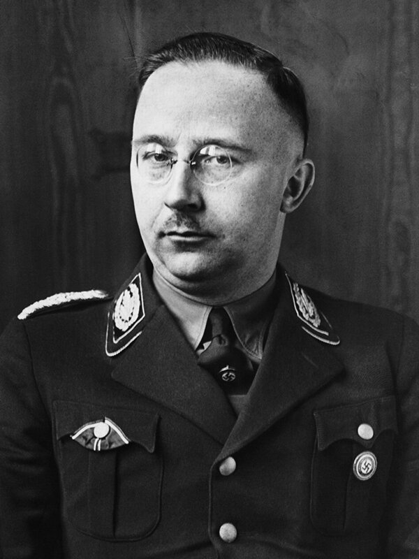 один из главных деятелей Третьего рейха. уничтожил 6 миллионов евреев. от 200 до 500 тысяч цыган и многих других узниках в концлагерях. в общей численности составляет от 11 до 14 миллионов погибших людей.