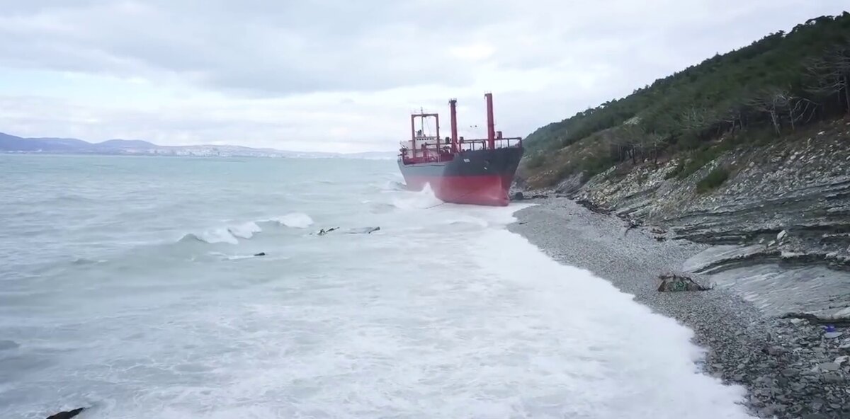 Сухогруз рио кабардинка 2021. Выброшенный сухогруз кабардинка. Сухогруз rio в кабардинке. Сухогруз рио кабардинка 2022. Сухогруз выбросило на берег.