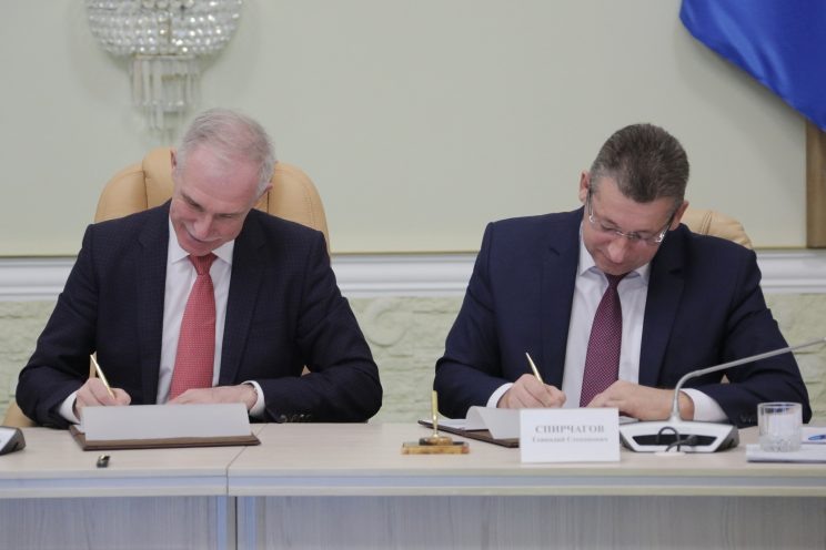 Губернатор Ульяновской области Сергей Морозов (слева) и руководитель управления ФАС по Ульяновской области Геннадий Спирчагов (справа)