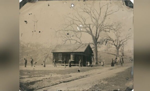 Сложно поверить, что эта фотография может столько стоить, верно? Сейчас ты поймешь, в чём дело. 
Когда Рэнди наткнулся на коробку со старыми пыльными фотографиями в комиссионке, сначала он не придал им никакого значения, но решил, что они достаточно интересны, чтобы отдать за них 2 $.