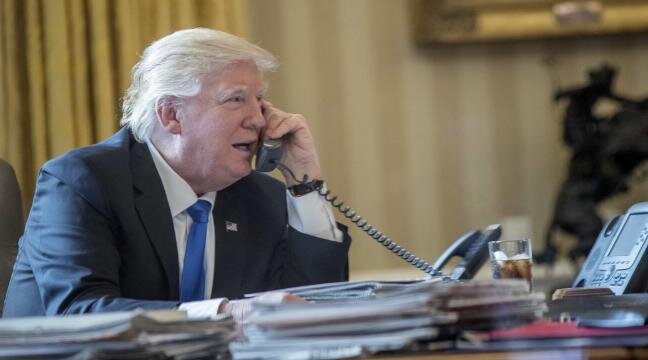 Donald Trump is on the phone . Дональд Трамп говорит по телефону. 