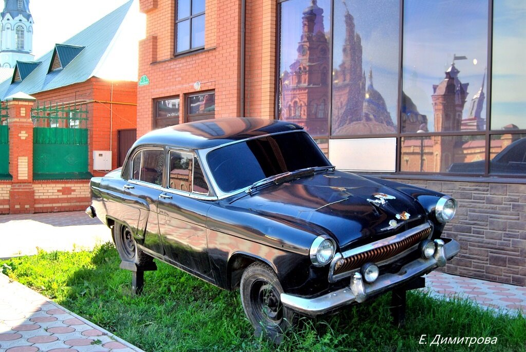 ГАЗ-21 Волга. Установлена в раскоряку. Так автомобиль выглядел в 2018 году. Краска на капоте растрескалась, местами отвалилась, виден толстый слой грунтовки