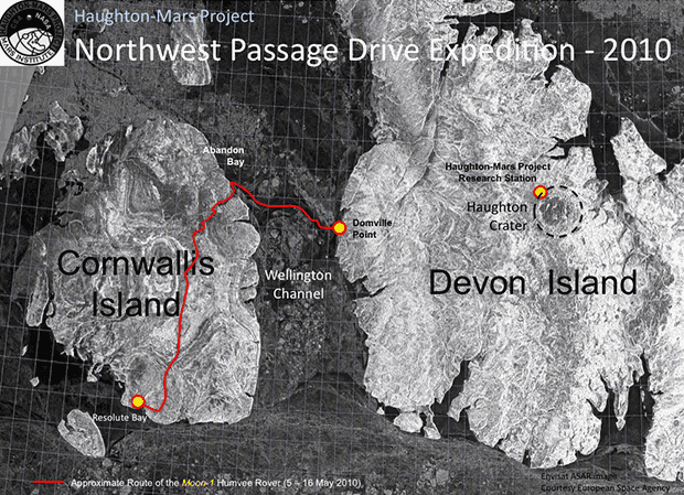 Острова Корнуэллис (слева) и Девон. Красной линией отмечен маршрут, по которому вездеход Moon-1, принадлежащий исследовательской базе Хотон, в мае 2010 года пересек по льду пролив Веллингтона, разделяющий эти острова. На Девоне кружком обозначен метеоритный кратер, а желтой точкой — местоположение базы.
