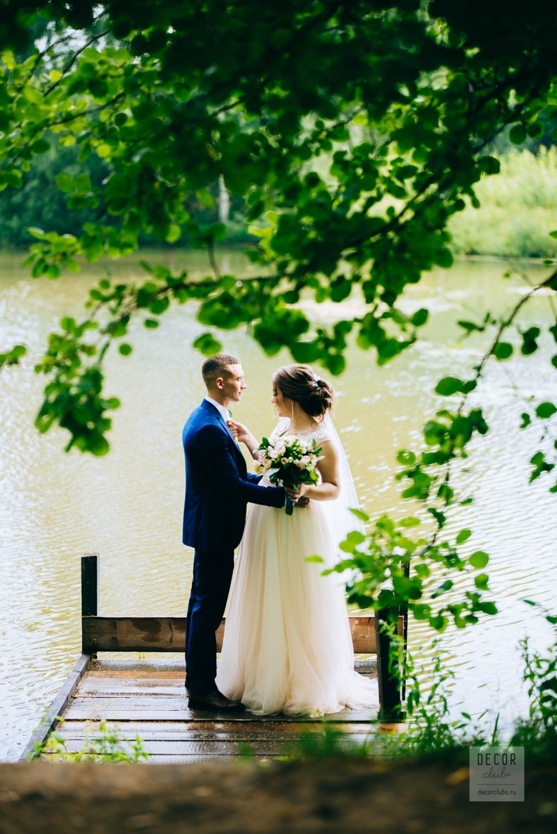 Фотография: молодожены на прогулке, букет невесты от Decor Club