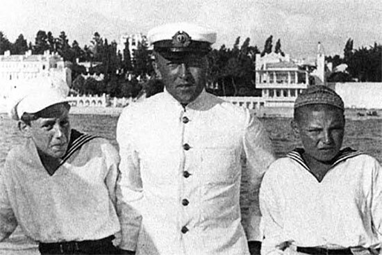 Василий Сталин и Артем Сергеев (слева) в подростковом возрасте