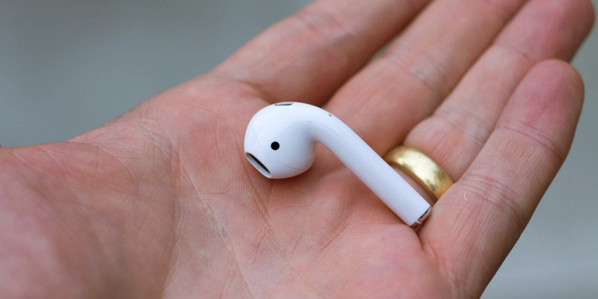 Потерянные наушники airpods. AIRPODS 2. AIRPODS 2 оригинал. AIRPODS 2 фото. Фотосток AIRPODS 2.