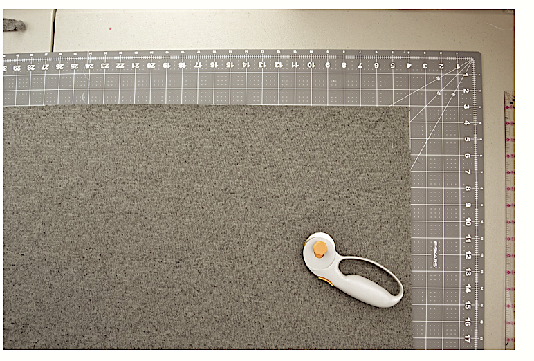 фото  № 1  -выкраиваем  прямоугольник  с помощью коврика-мата с направляющей разметкой