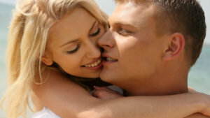 «Приснился мой муж веселым, обходительным, радостным и внимательным». Чаще всего такое говорят женщины, которые пребывали в полной гармонии с супругом и пытаются воссоединиться со своими половинками хотя бы во сне. В психологии специалисты трактуют такой сон, как попытку найти утешение под грузом тяжелой реальности. Не имея возможности больше радоваться встрече с любимым и обнять его, женщины намеренно ищут свидания с этим человеком в мире грез. Поэтому муж выглядит даже лучше, чем при жизни. Сон является воссозданной реальностью. Но в некоторых сонниках такое сновидение принято считать предвестником беды. По убеждению толкователей, муж пытается предупредить супругу о возможных неприятностей и бедах. Она должна внимательнее отнестись к ближайшему окружению.