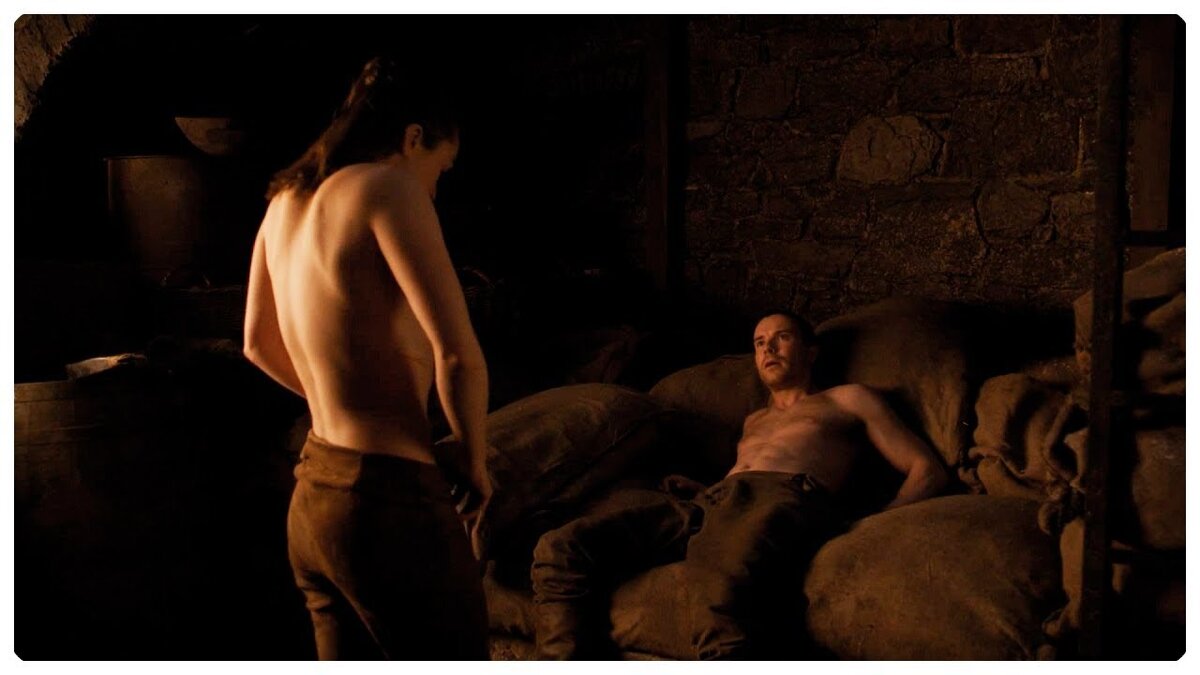 Раздевающаяся Арья.