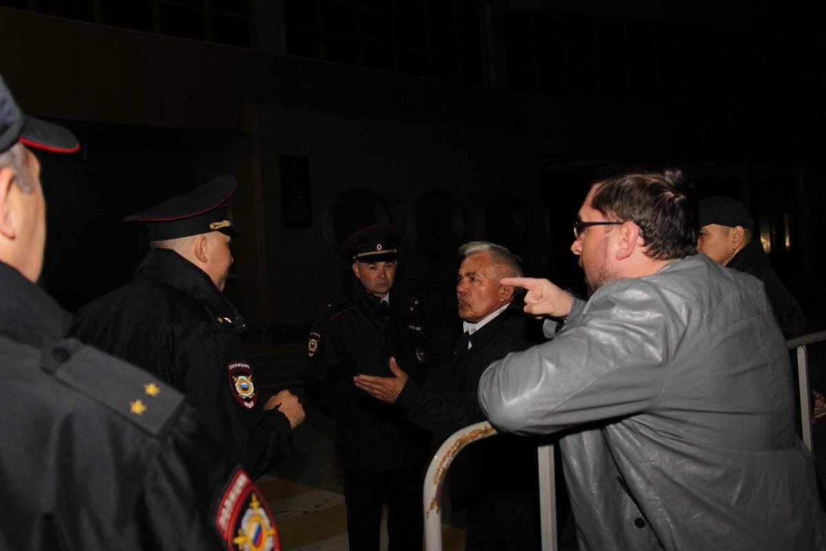 До  прилета самолета с Благодатным огнем в Чебоксары оставались считанные  минуты, а в здании аэропорта кроме полицейских и сотрудников аэровокзала  не было никого из встречающих. Корреспондент «Правды ПФО», прилетевший  из командировки чуть ранее питерским рейсом поначалу ничего не мог  понять. В былые годы на Пасху здесь всегда было многолюдно. Но нынче,  как оказалось, поступил строгий приказ: прилегающую территорию оградить  турникетами, в здание никого не пускать. Вот и стояли православные за  импровизированным забором в ожидании явления чуда. И только в последний  момент удалось уговорить полицейское начальство пустить встречающих к  крыльцу аэровокзала.     