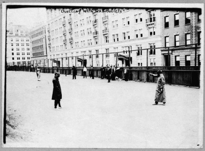 
Оппоненты в полном защитном костюме стоят на расстоянии 18 метров. | Фото: loc.gov.
Как это часто бывает, в один момент в прошлом в начале 20 века появился спорт, который был дуэльным поединком в более мягкой форме и в то же время гарантировал зрелищность – дуэли восковыми пулями. Поскольку все еще бретеры стреляли друг в друга, разница была в том, что проигравший участник «теоретически объявлялся погибшим... и якобы фатальные результаты создавали общее веселье».
