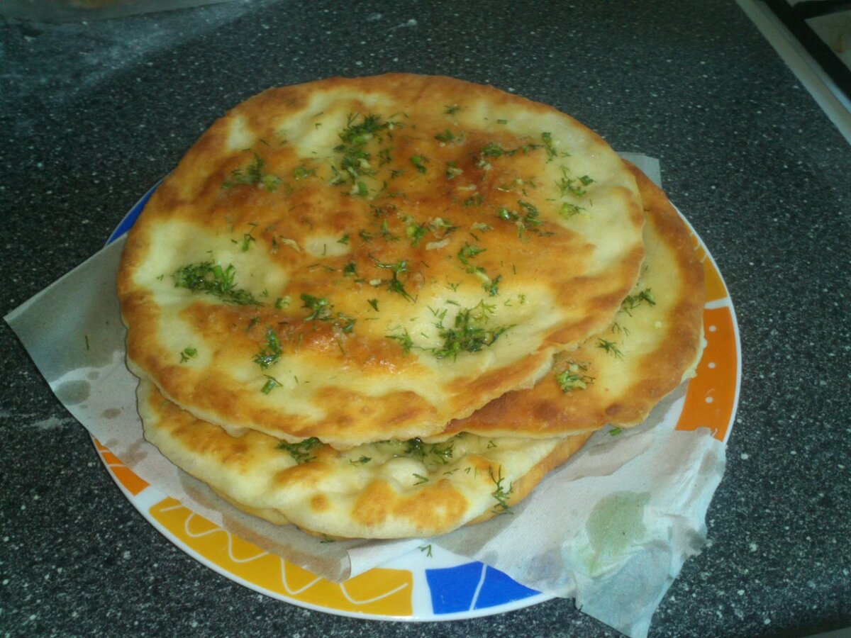 Лепешки с луком и сыром