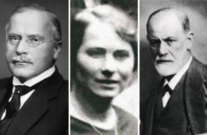 

Карл Юнг, Сабина Шпильрейн и Зигмунд Фрейд | Фото: api.ning.com и bi.gazeta.pl
Имена великих психоаналитиков Зигмунда Фрейда и Карла Юнга известны всем, а вот об их талантливой ученице, уроженке Ростова-на-Дону Сабине Шпильрейн, на Западе вспоминают гораздо чаще, чем на родине. Сабина стала первой пациенткой Юнга, которую он лечил по методу Фрейда, и первой девушкой, которая была для него больше, чем просто пациенткой. Вылечившись, Сабина получила образование и сама стала психоаналитиком.