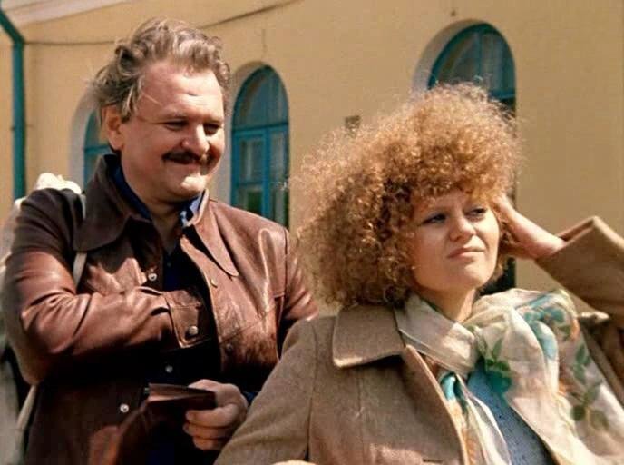 Респектабельный художник-оформитель  приезжает в родной город, к своей матери и случайно встречает взрослую и даже — весьма крупную дочь Нину...