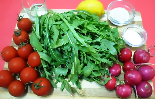 Простой летний салат с рукколой и овощами - 