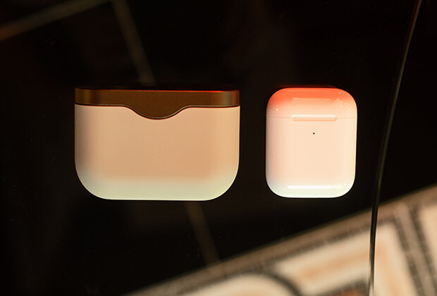   Кейс для наушников Sony в два раза больше, чем у AirPods