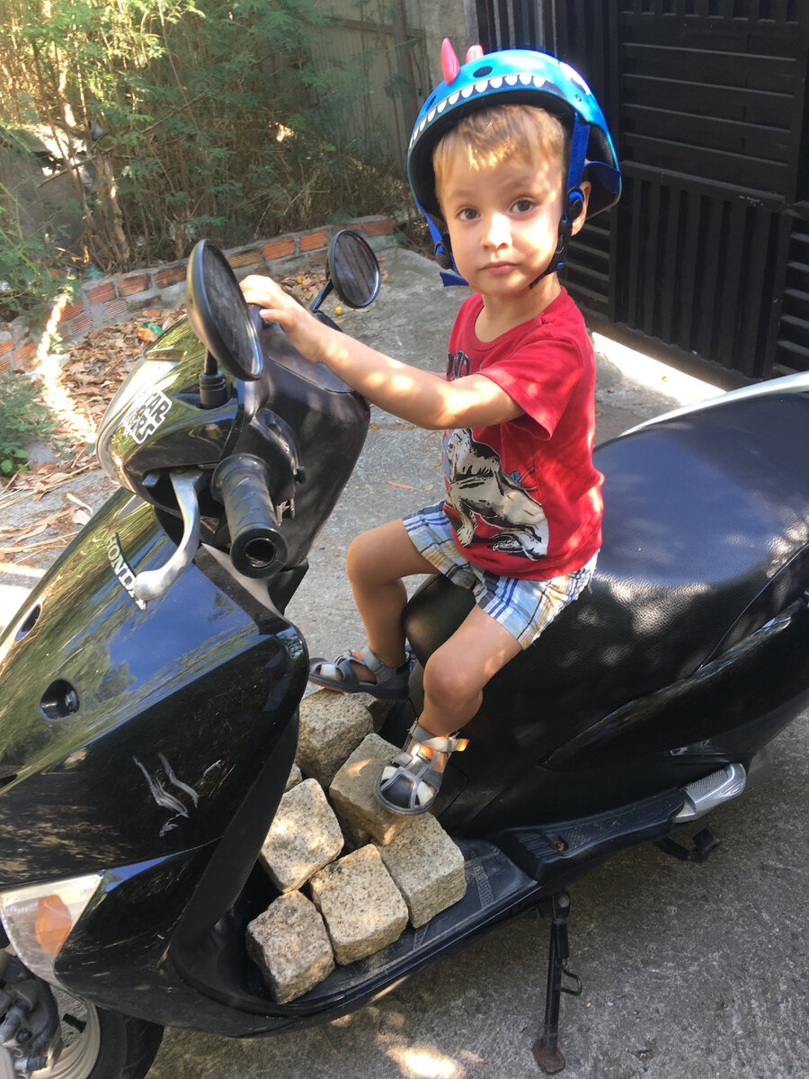 Сын помогает с перевозкой 