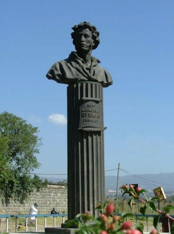 Памятник А.С.Пушкину на улице его имени в Аддис Абебе. Установлен  в 2002.