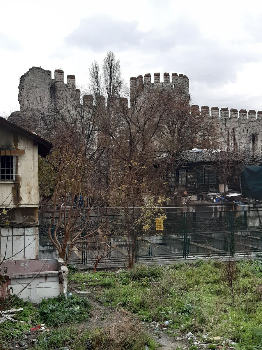 Ну а это место можно назвать просто, как у классика, - "Всюду жизнь". Даже под развалинами древних стен. На переднем плане - за сеткой, внизу, под бетонными перекрытиями - метро. В этом месте стамбульское метро выныривает из-под земли и дальше следует поверху.