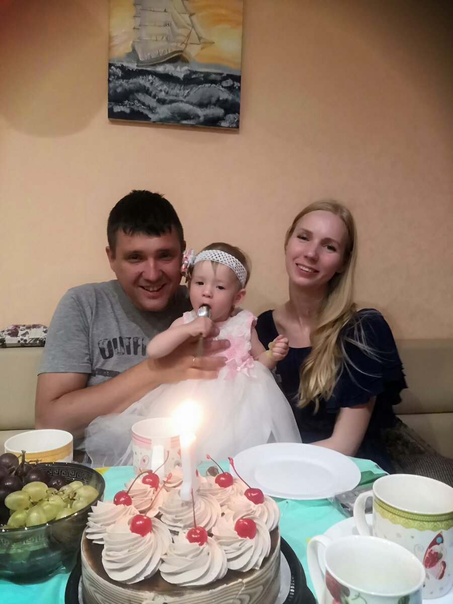 Наш первый день рождения, первая ложка имениннице