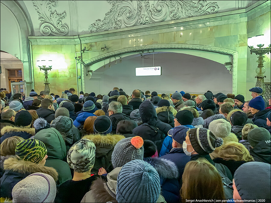 Ситуация в московском метро: люди все больше начинают бояться подходить близко друг к другу