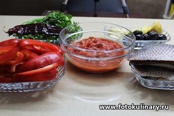 Для рецепта потребуется: филе рыбы
2-3 болгарских красных перца
2 пучка кинзы
по одному стручку свежего острого перца и сушёного
1 лимон
1 головка чеснока
гость оливок
