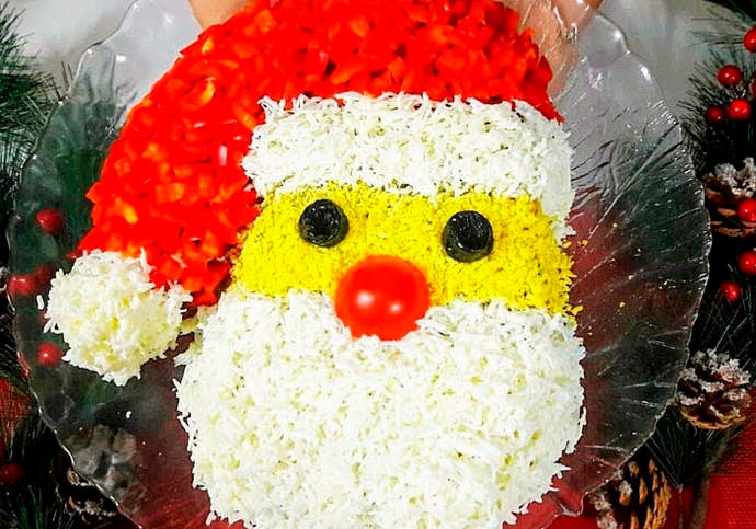 Это очень простой в приготовлении салат, довольно сытный, а благодаря сочетанию мяса и чернослива – изысканный. 