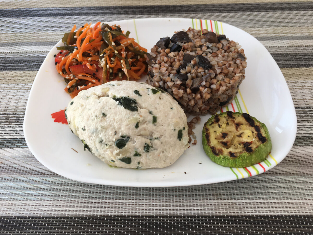 Паровые котлеты из куриной грудки со шпинатом и луком