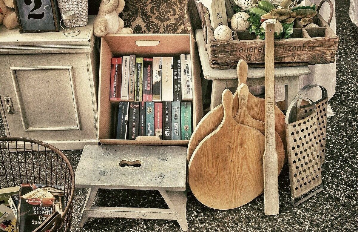 Перед праздником хозяйки разбирали старые вещи, отбирали лишние и раздавали. Фото: Pixabay.com 